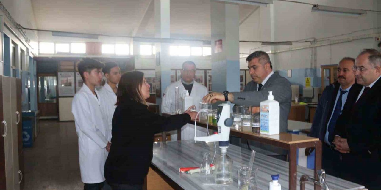 Depremzedeler için susuz el jeli üretimi devam ediyor