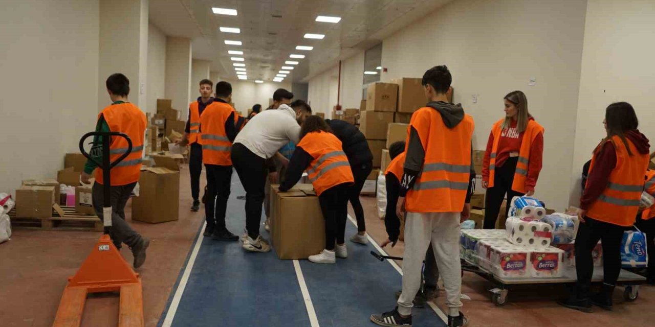 Deprem bölgelerine yardımlar devam ediyor
