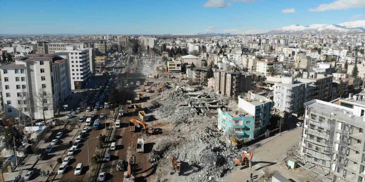 Adıyaman’da enkaz çalışmaları tüm hızıyla sürüyor