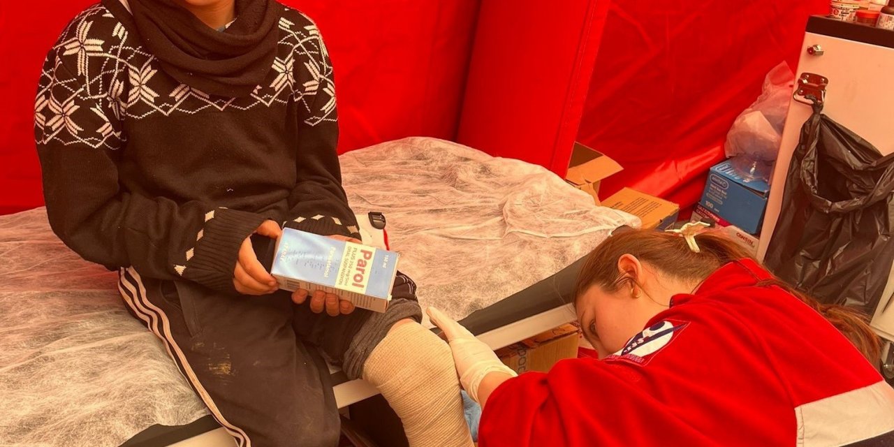 Depremzedelerin yaralarını sarıyorlar