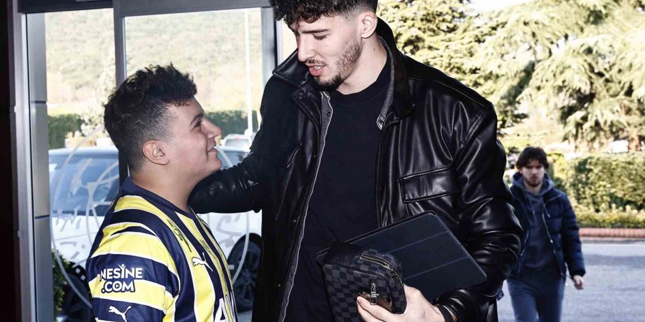 Enkazdan kurtarılan Mehmet Akif Ağaç, Jorge Jesus ve futbolcularla bir araya geldi