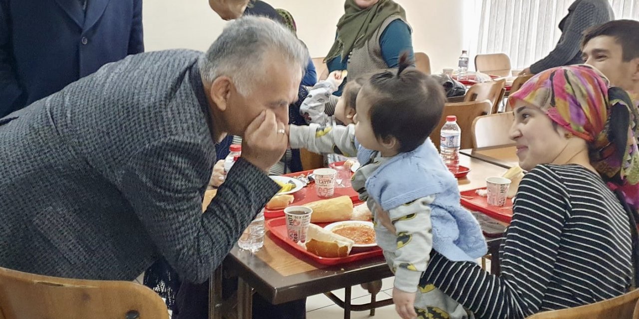Başkan Büyükkılıç, depremzedeleri ziyaret edip, çocuklarla ilgilendi