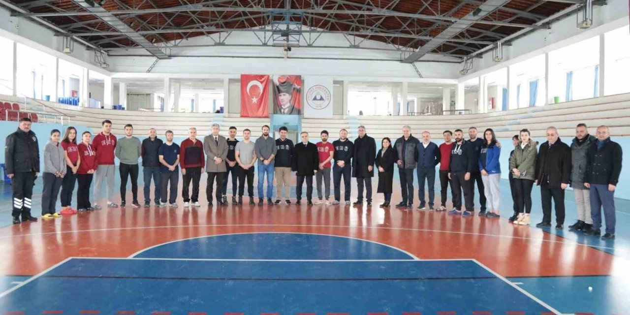 ERÜ Rektörü Altun’dan deprem kampanyası gönüllülerine teşekkür ziyareti