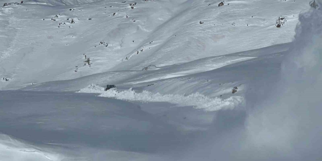 Hakkari’de 113 iş makinesiyle yollar tek tek açıldı