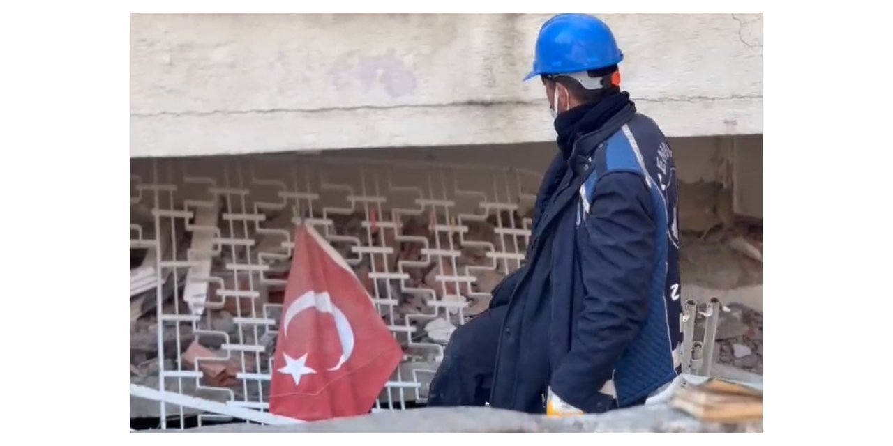 Enkaz çalışmalarına destek veren zabıta personelinden ’Türk bayrağı’ hassasiyeti