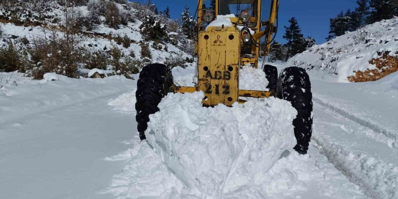 Alanya ve Kaş’ın yüksek kesimlerinde kar ve heyelanla mücadele