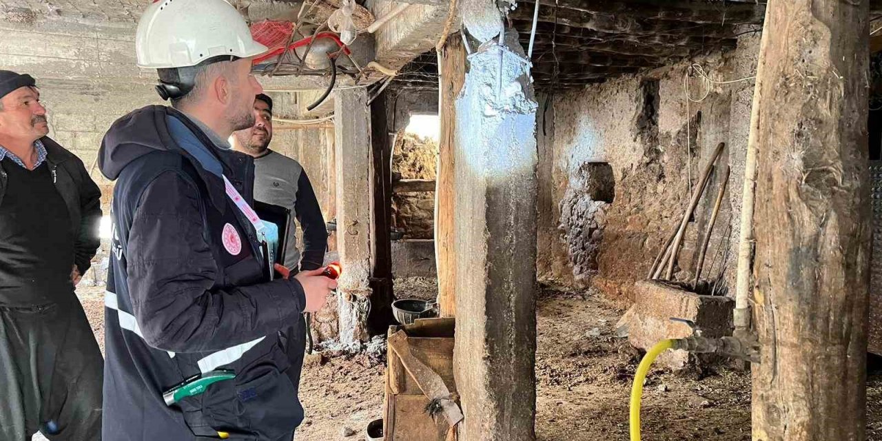 Uzmanlar deprem alanında hasar tespit çalışmalarını sürdürüyor