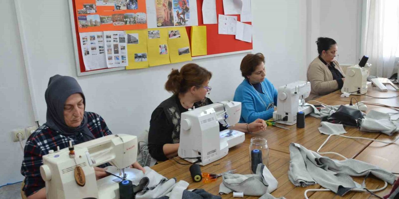 Didim’de misafir edilen depremzede çocuklara eşofman desteği