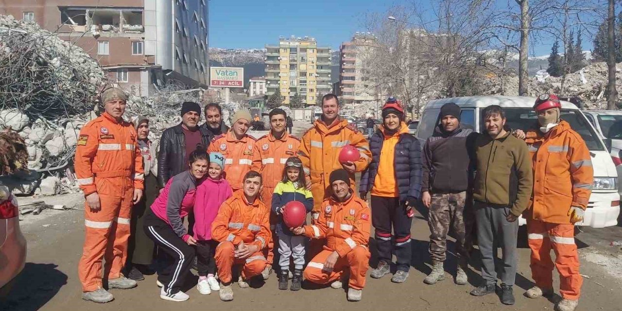 Enkazdan sağ kurtarılan Beren Dalkıran’ı Mehmetçik ziyaret etti