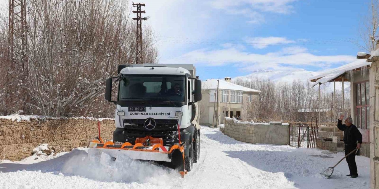 Gürpınar Belediyesi karla mücadele çalışmalarını aralıksız sürdürüyor
