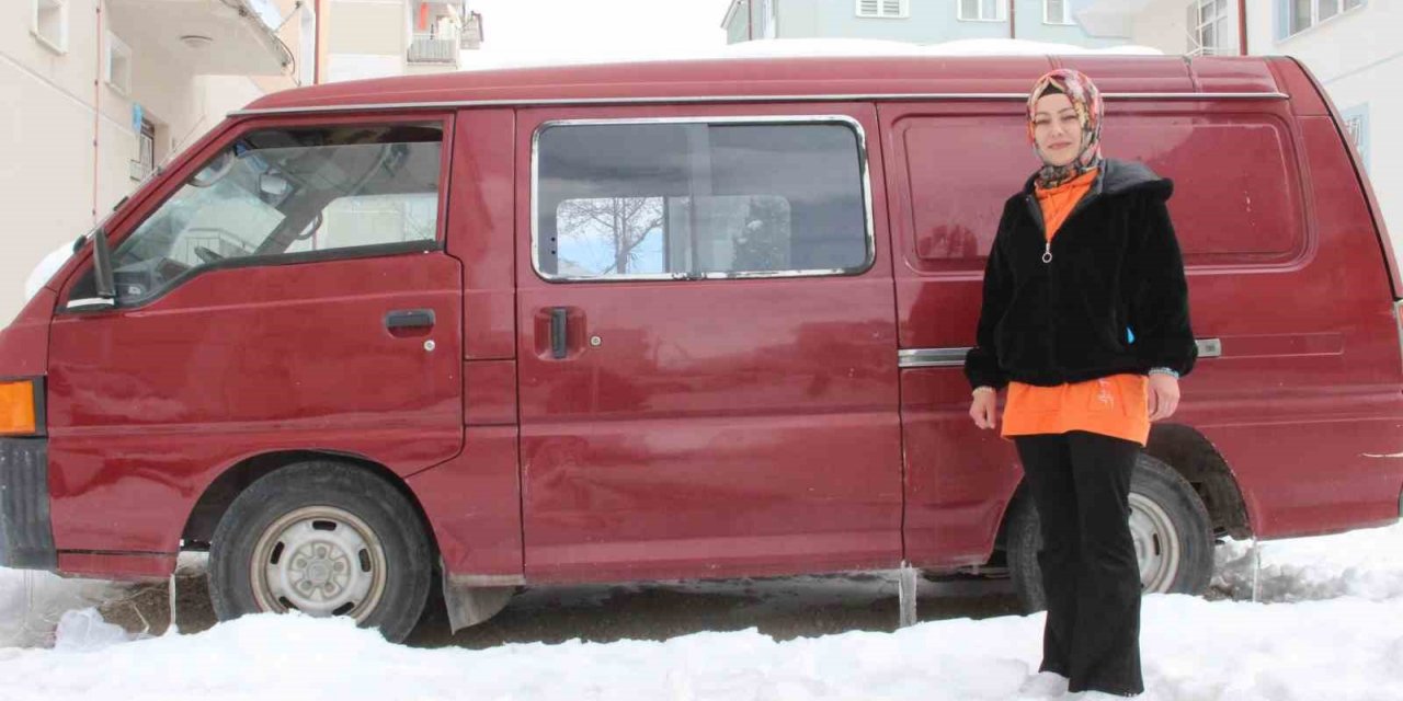 Depremzedeler için minibüsünü satılığa çıkardı