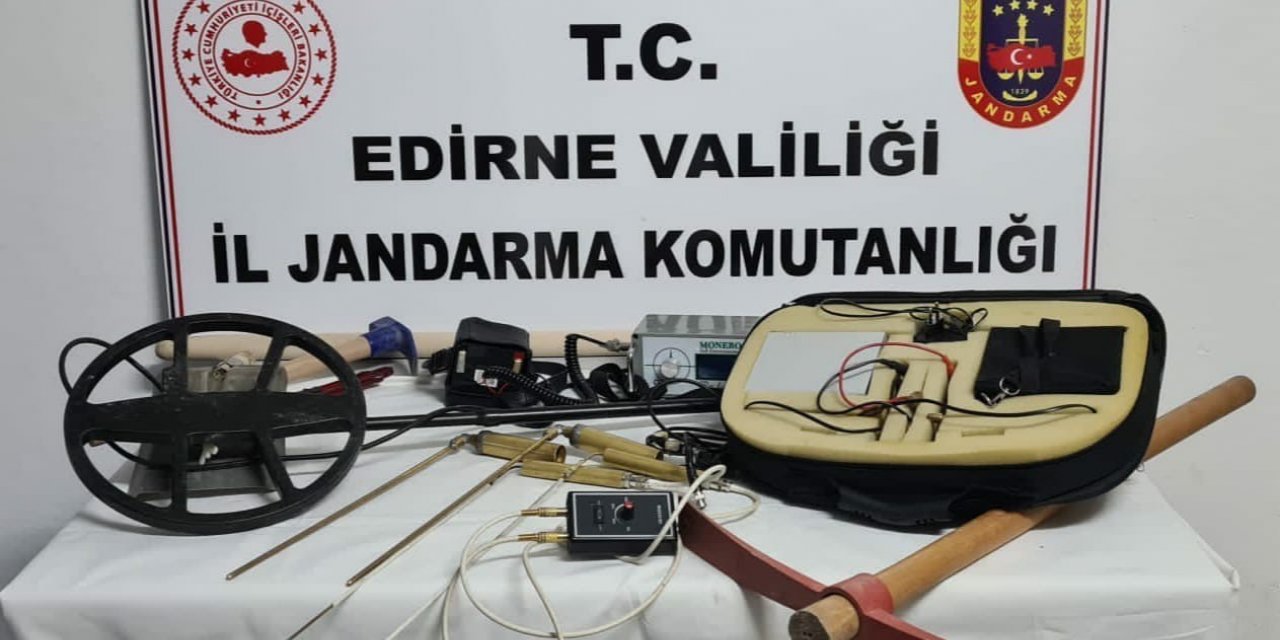 Tarlalarında define aradılar: 4 gözaltı