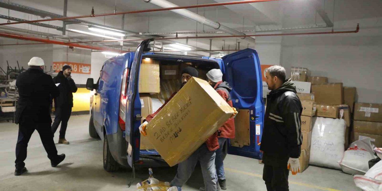 Depremzedeler için seferber olan Esenlerliler yardıma devam ediyor