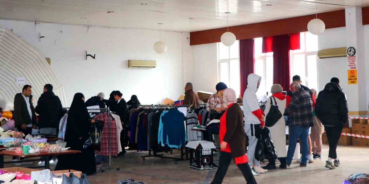 Çiftlikköy’de depremzedeler sosyal marketten yararlanıyor