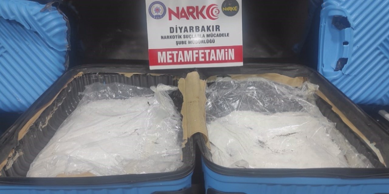 Deprem için yardıma geldiğini ileri süren bir kişinin çantasında 1 kilo 940 gram uyuşturucu çıktı