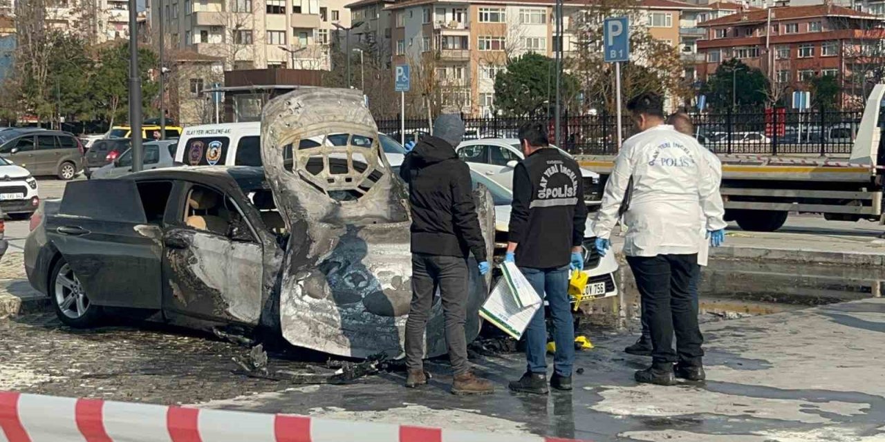 Kadiköy’de hastane otoparkında otomobil alev alev yandı