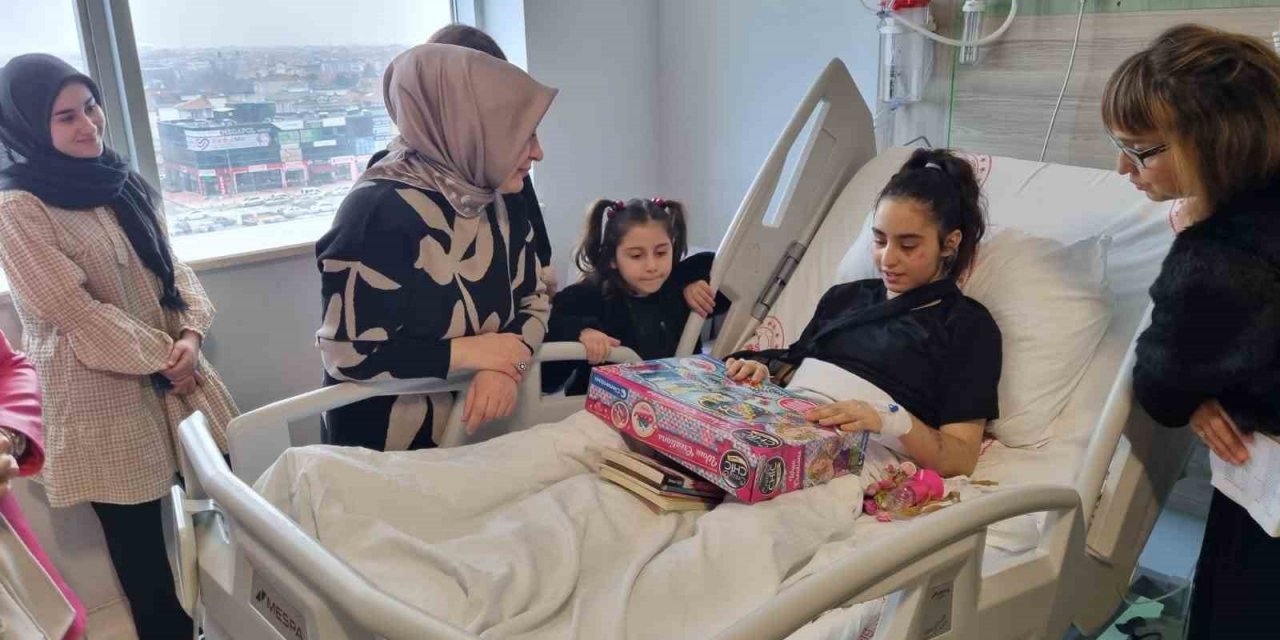Yoğun bakımdan çıkan depremzedeye doğum günü sürprizi