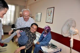 Ellerinin üzerinde yürüyen çifte inceleme