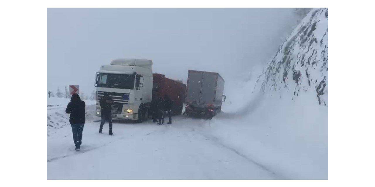 Ağır tonajlı araçlar yolda kaldı, Artvin-Ardahan yolu ulaşıma kapandı