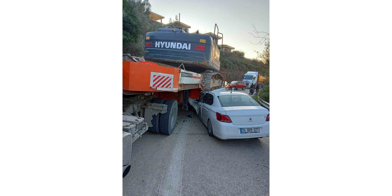 Tırın altına giren araçtan yaralı çıktılar