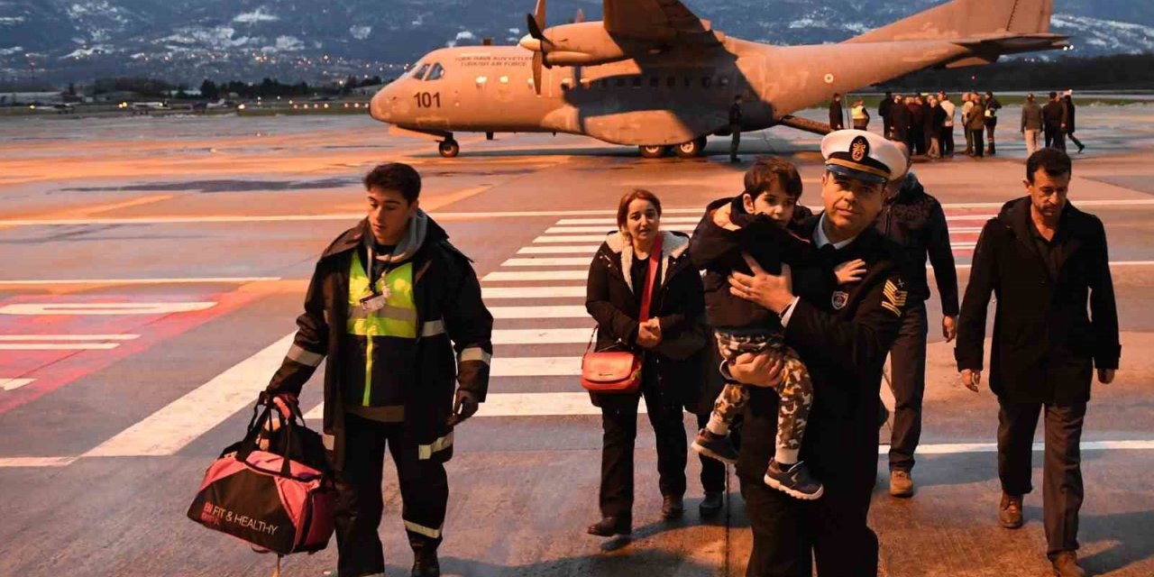 Deniz Kuvvetlerine ait uçaklarla depremzede tahliyesine devam ediliyor