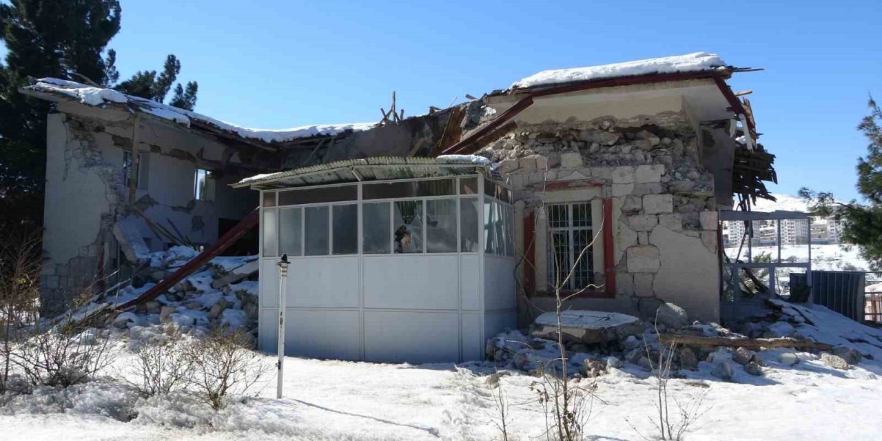 Tarihi Mitadiye Camii depreme dayanamadı