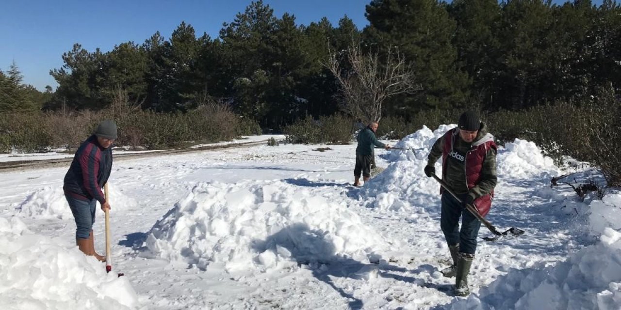 Yaylada kar gömme mesaisi