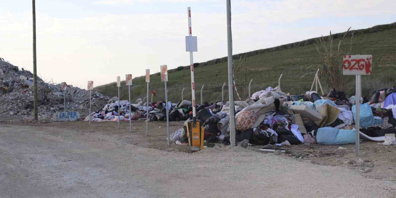 Adana’da çöken binaların molozları eşyalarıyla birlikte korunuyor