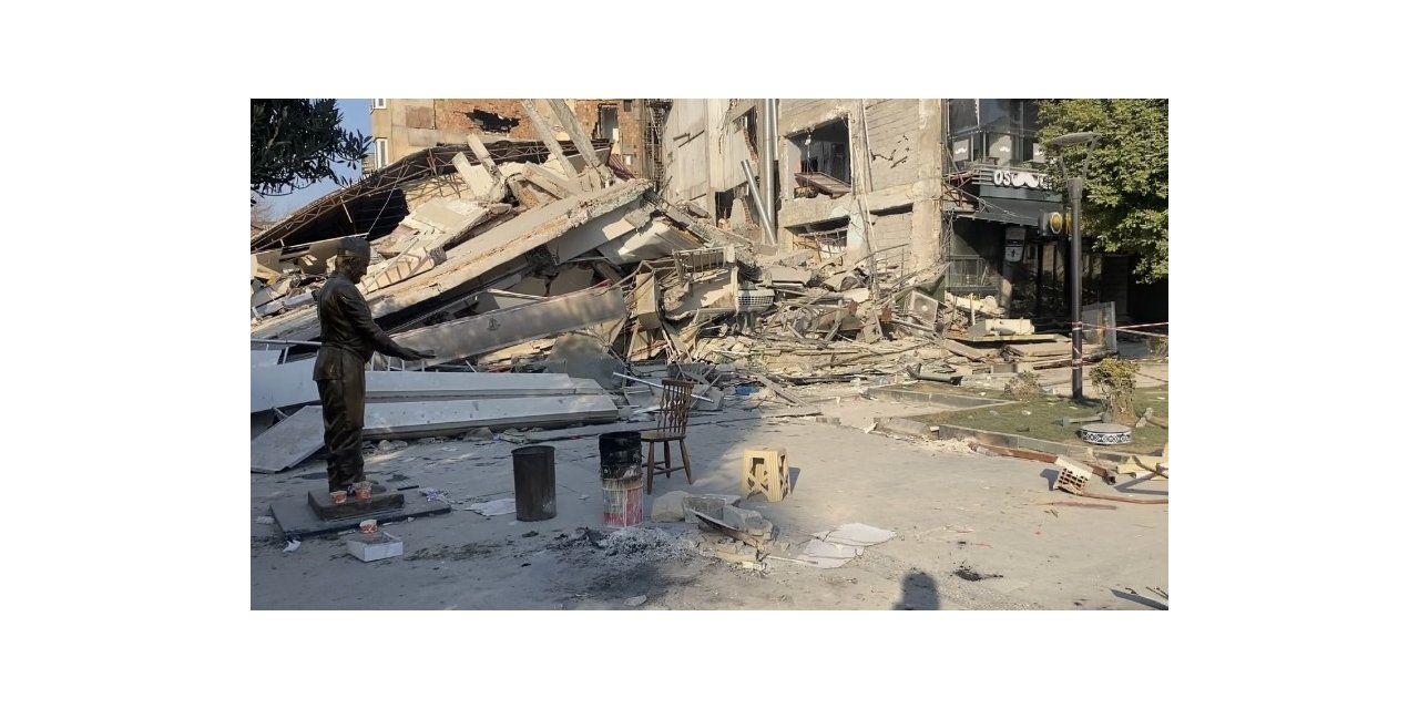 Hatay’ın simgelerinden olan "künefe çeviren adam" heykeli, depremde zarar görmedi