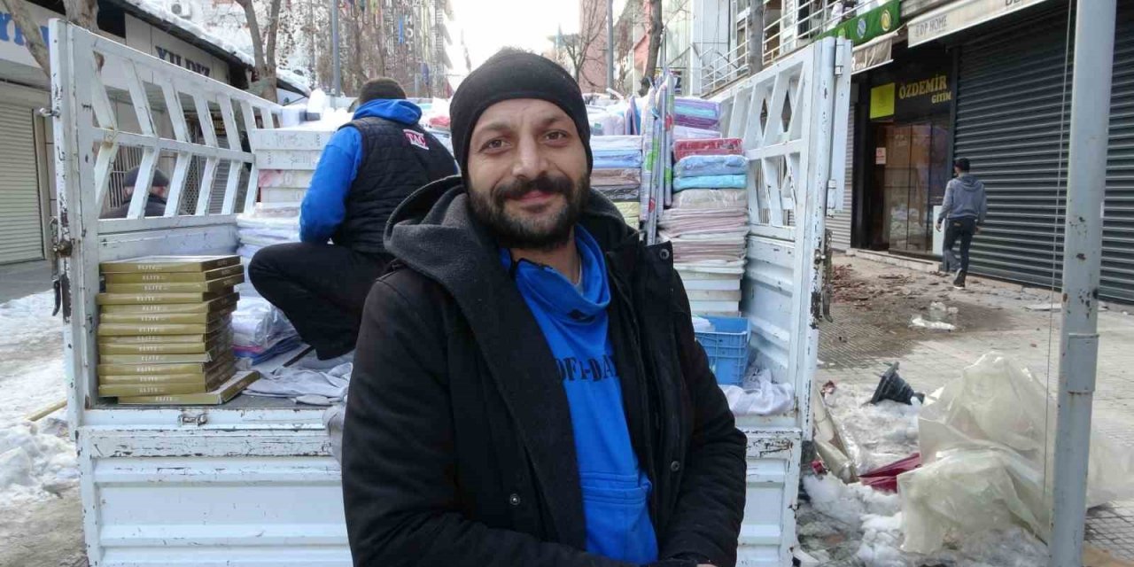 Esnaf aldıkları özel izinle enkaz altında kurtardıkları ürünlerini tahliye ediyor