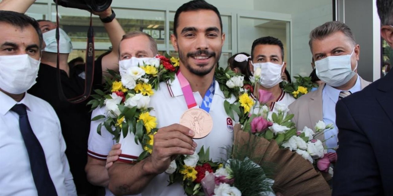 Ferhat Arıcan ile Adem Asil, depremzedeler için bilekliklerini açık artırmaya çıkardı