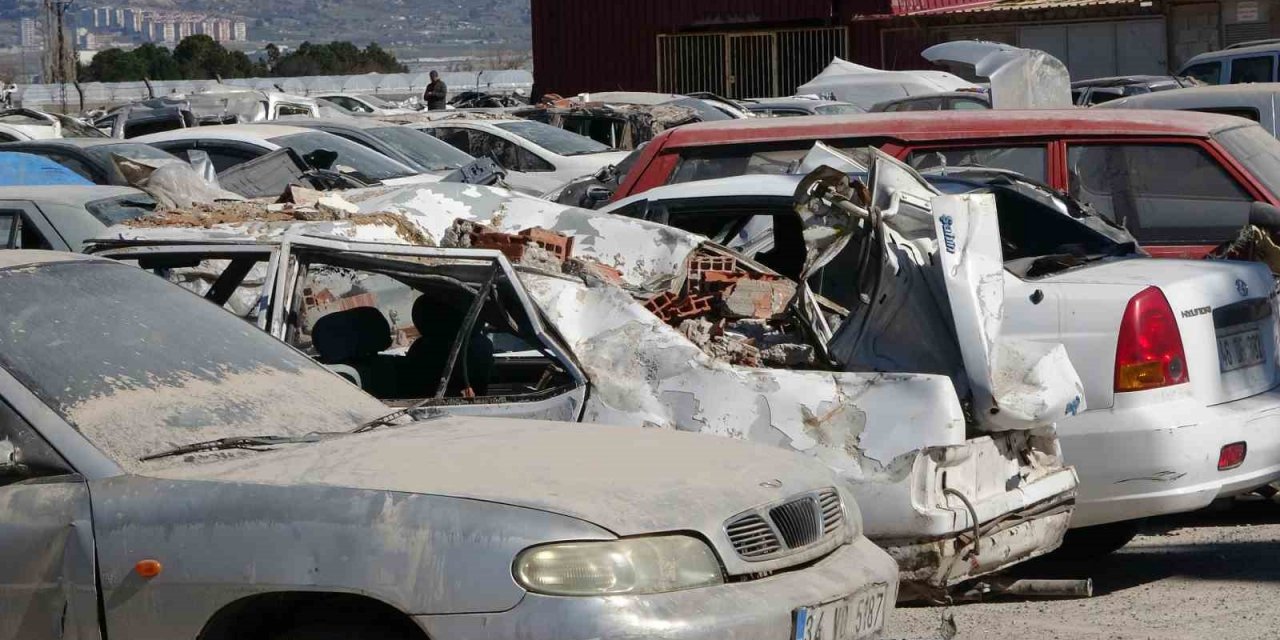 Depremde zarar gören binlerce araç otoparklarda