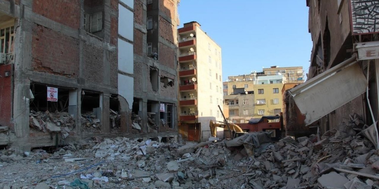 Diyarbakır’da 2 müteahhit yaptıkları binanın enkazında hayatını kaybetti
