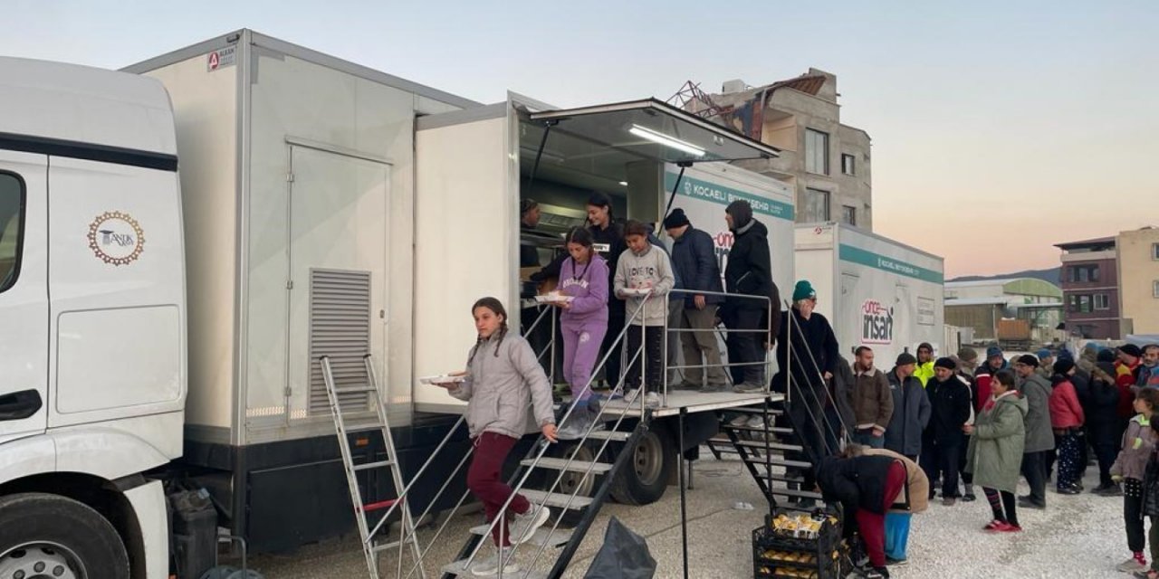 Yüz binlerce kişiye sıcak yemek ikramı