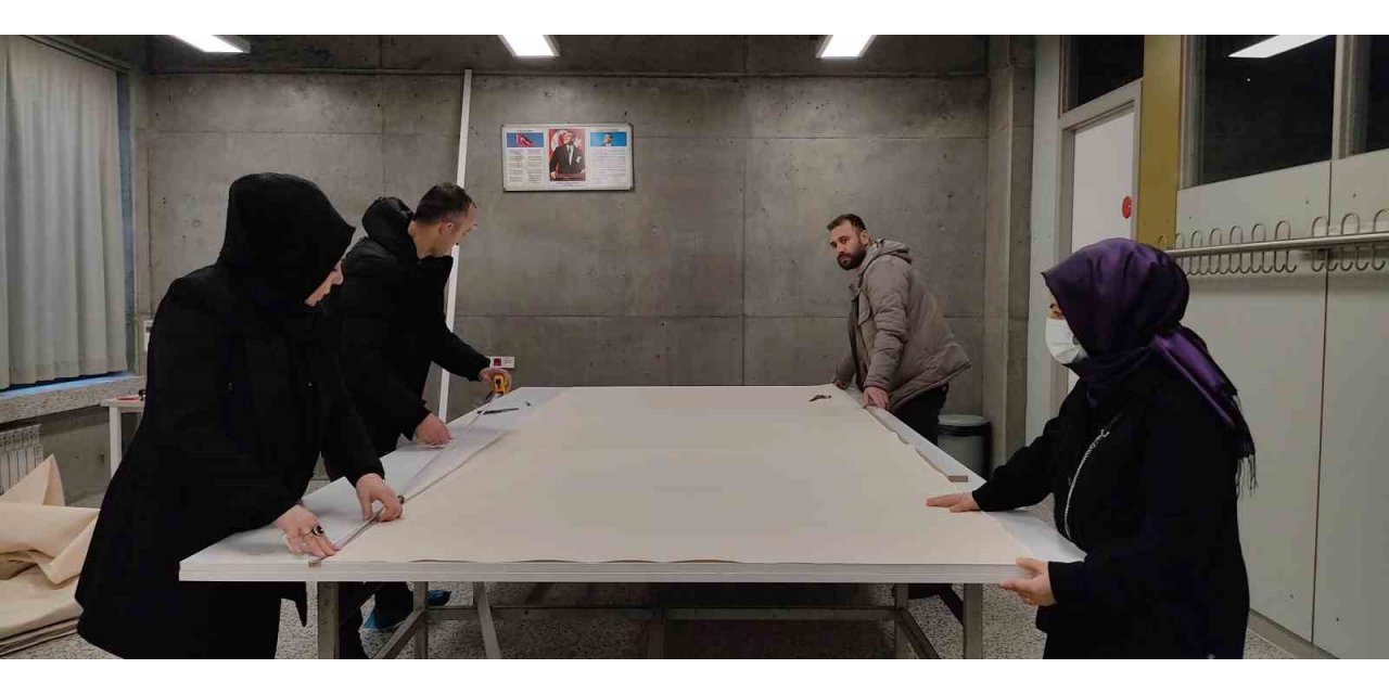 Meslek lisesi öğretmenleri, depremzedeler için çadır dikiyor