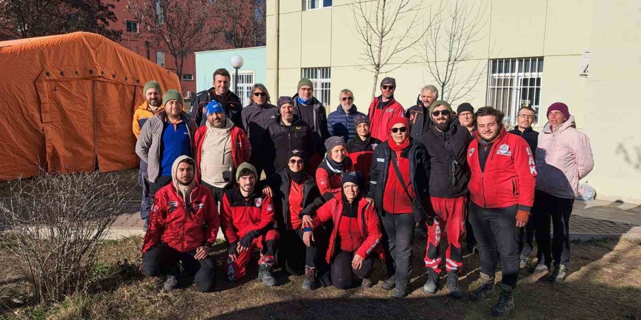 DAK deprem bölgesindeki 11 günün ardından Eskişehir’e döndü