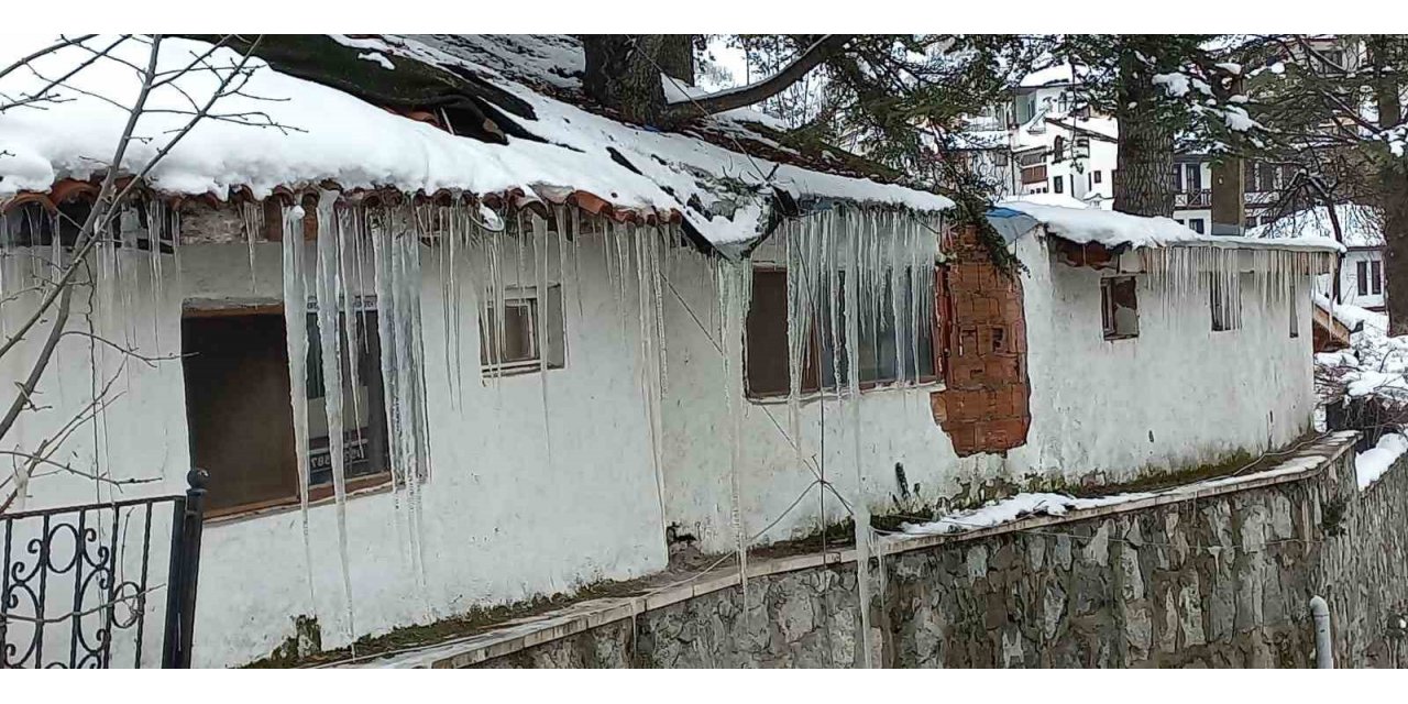 Göynük’te 1 metreye yakın buz sarkıtları oluştu