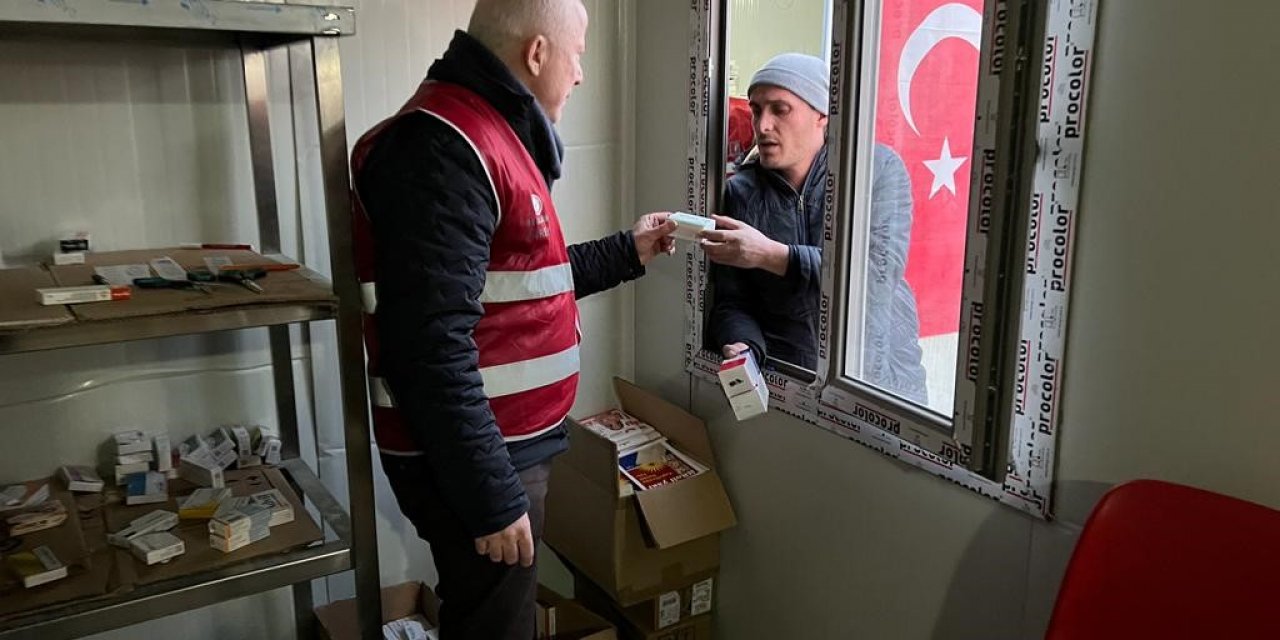 Aydınlı gönüllü eczacılardan, depremzedelere ilaç hizmeti