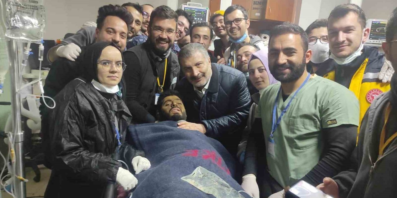 ADÜ sağlık ekibi depremin 261’inci saatindeki kurtuluşa destek oldu