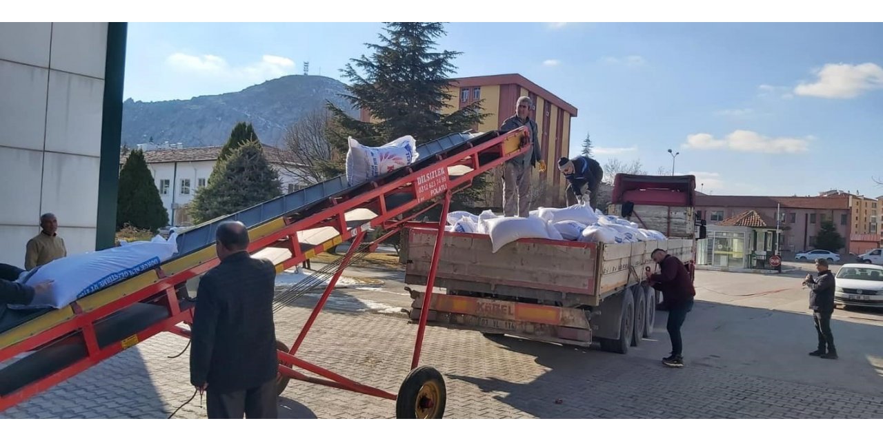 Afet bölgesindeki besiciler için yem desteği sürüyor