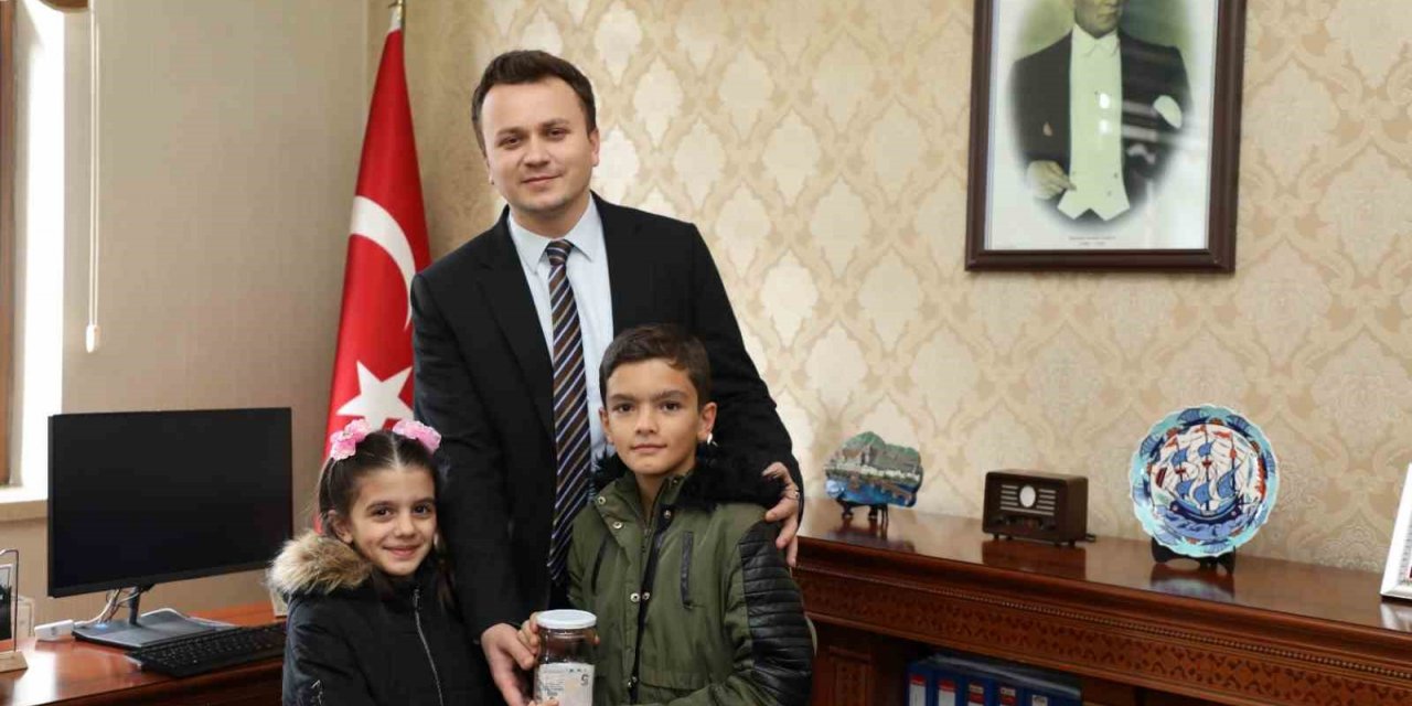 Okul harçlıklarını depremzedelere bağışladılar