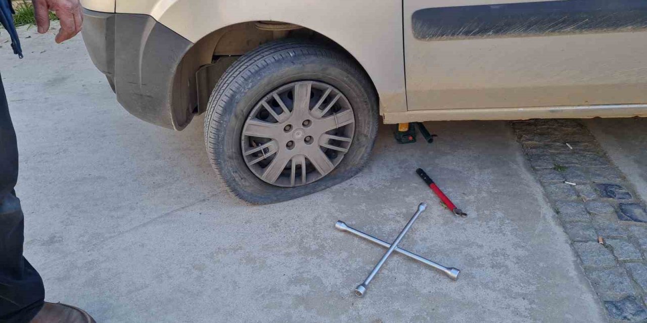 Araçların lastiklerini kesen şahıs, güvenlik kamerasına yakalandı