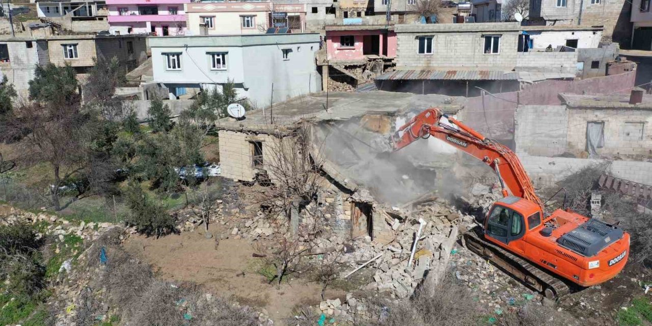 Şehitkamil’deki ağır hasarlı yapıların yıkımına başlandı