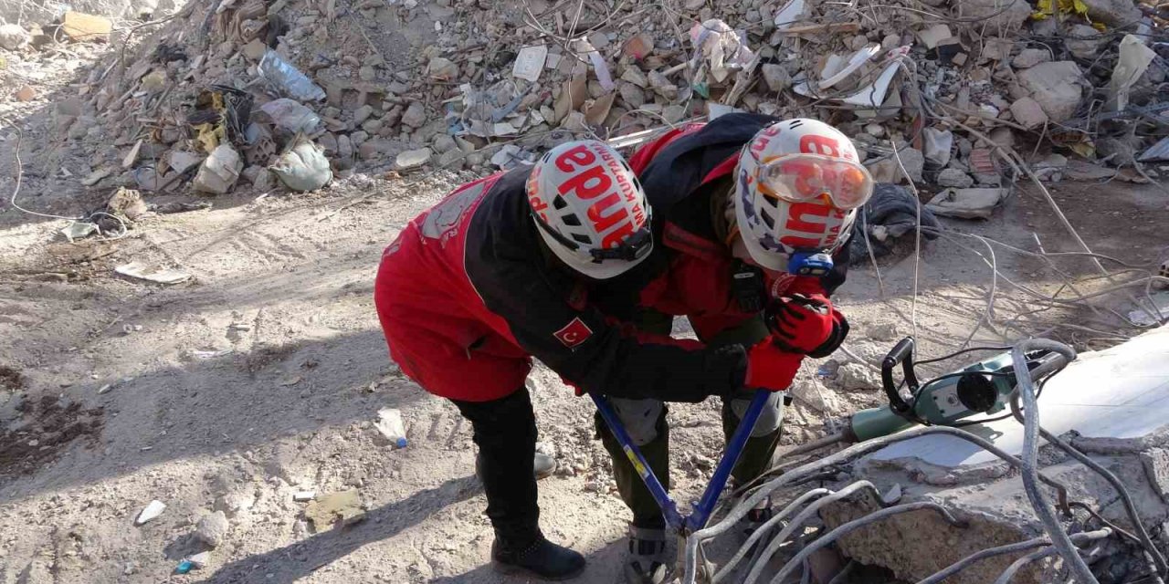 Arama-kurtarma gönüllüsü Necla teyze, Kahramanmaraş’ta enkazda hayat kurtarıyor