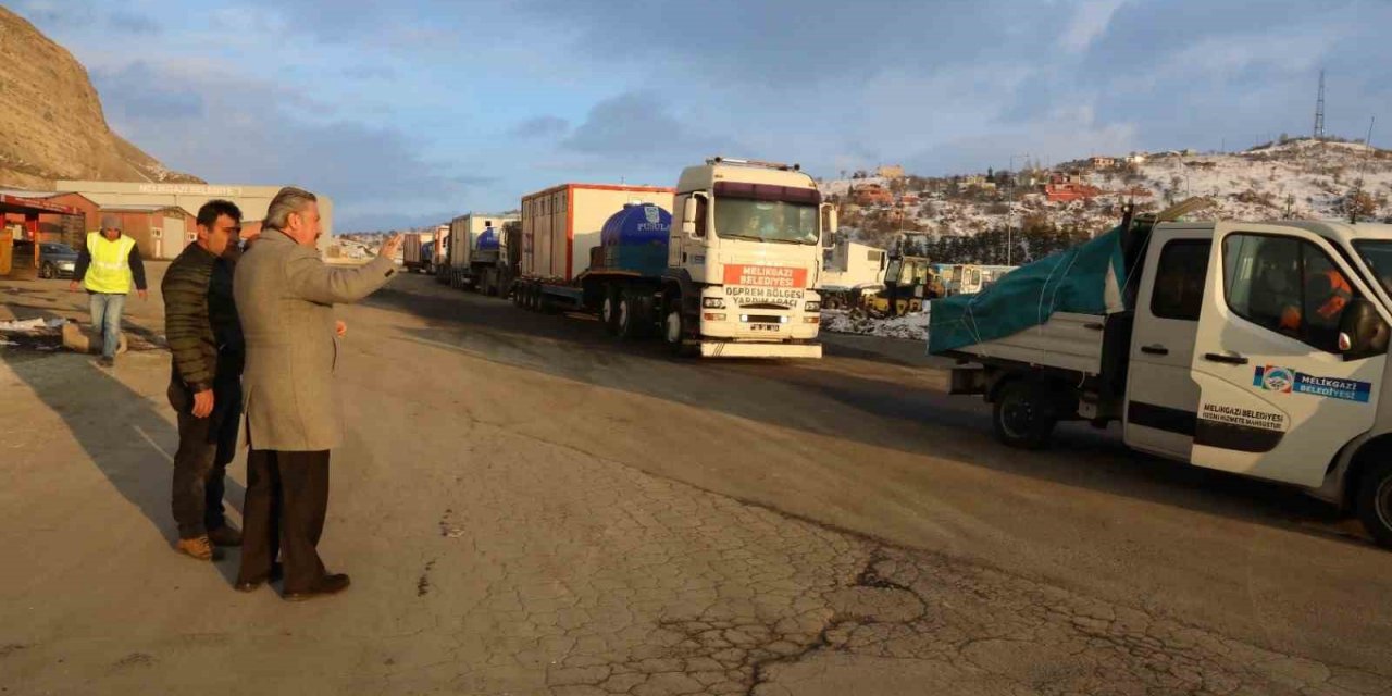 Melikgazi, Hatay’a mobil WC, duş, konaklama konteynerları ve su arazözü yolladı
