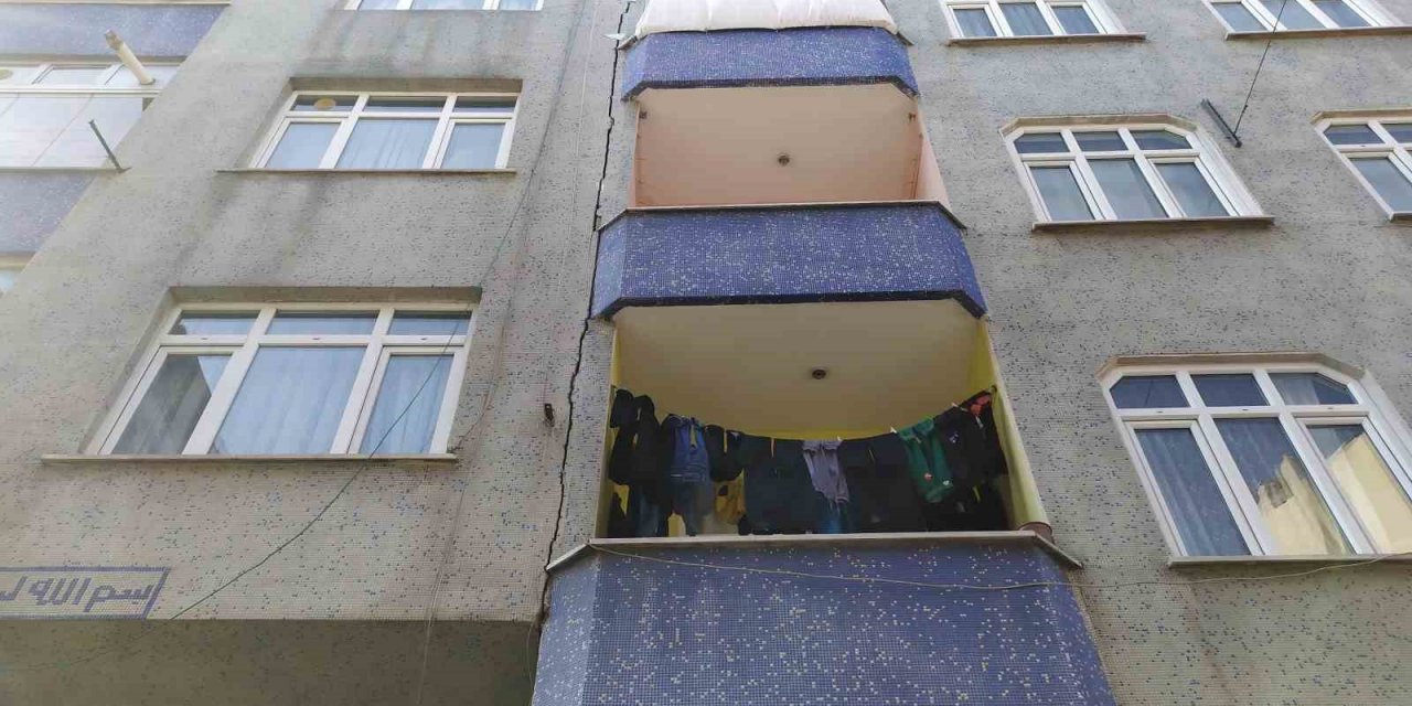 Esenler’de çatlak olan 2 bina boşaltıldı