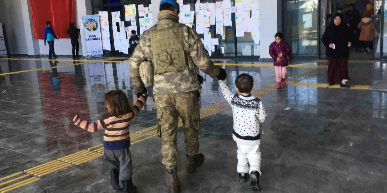 Mehmetçiğin dikkati sayesinde depremzede iki çocuk kaybolmaktan kurtuldu