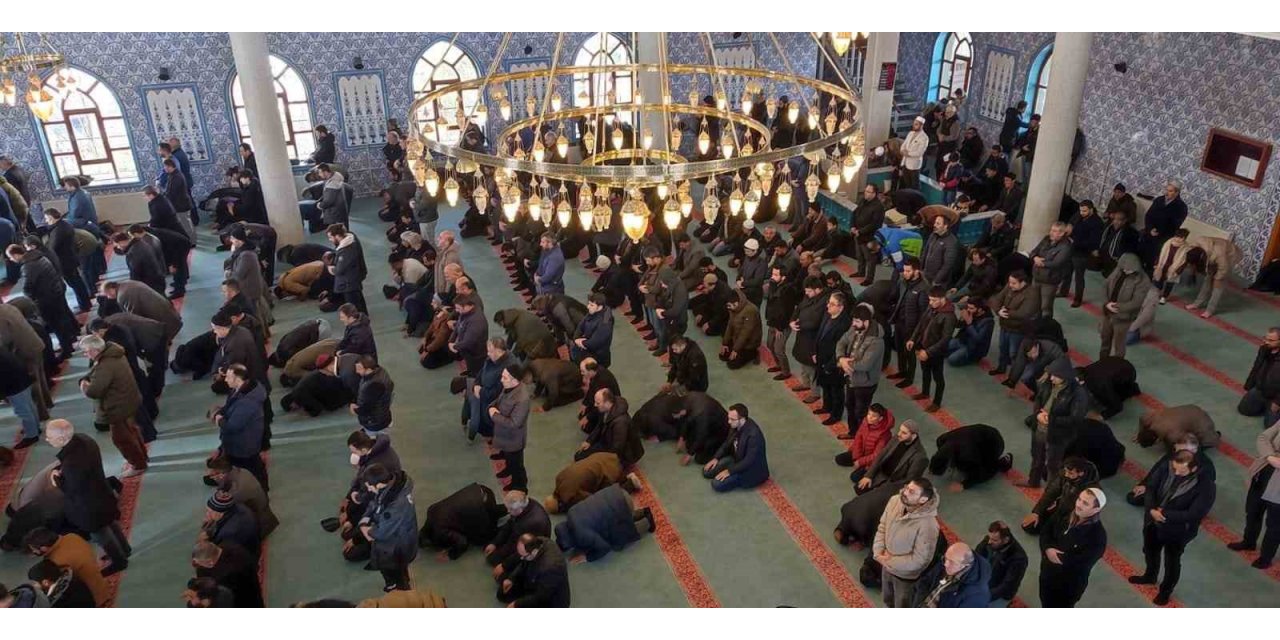 Depremde hayatını kaybedenler için gıyabi cenaze namazı kılındı