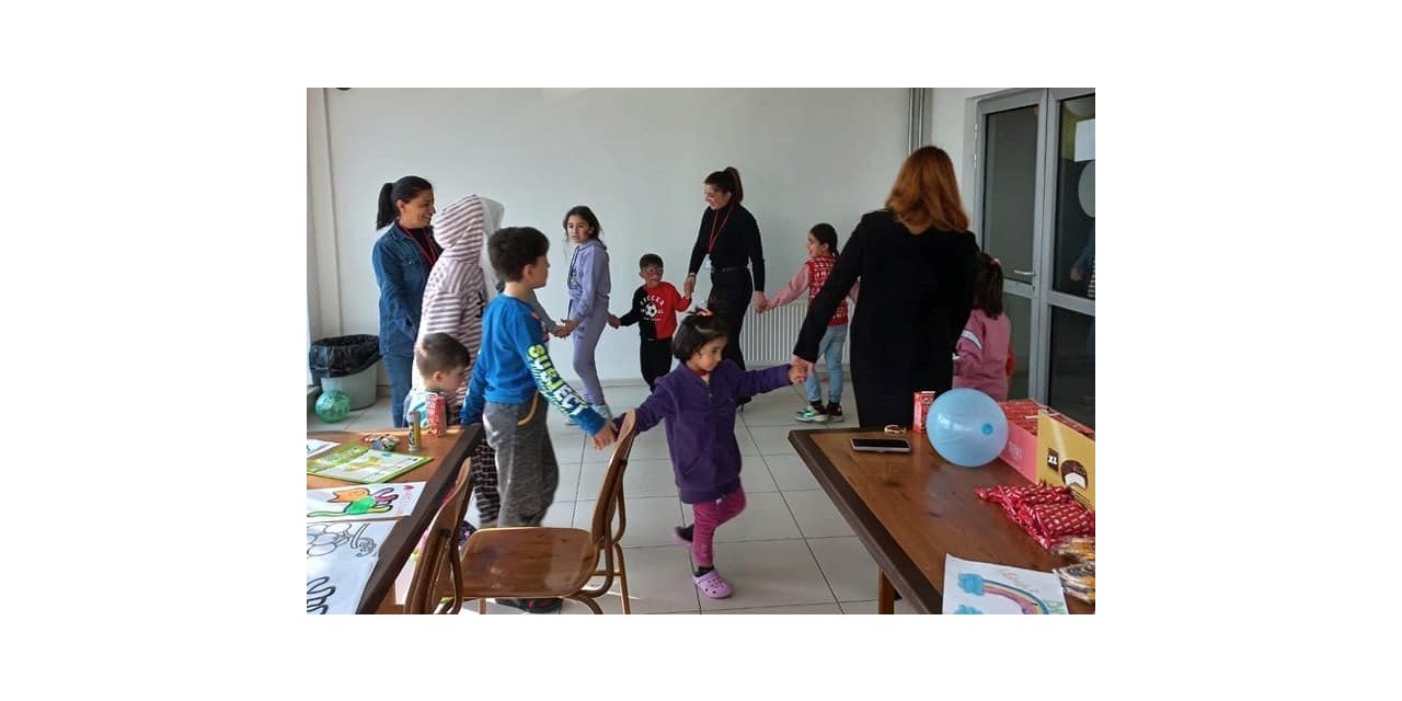 Kırmızı yelekliler, depremzede çocuklara moral oldu