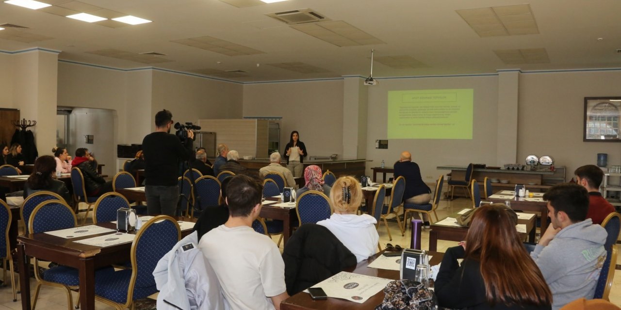 Üniversite’de depremzedelere psiko-sosyal destek semineri düzenlendi